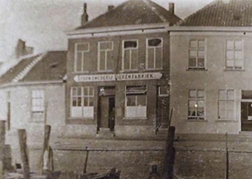 de stoomsmederij en lierenfabriek aan de Nz Haven