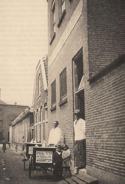 Roskamstraat werkplaats met Americo in de deuropening
