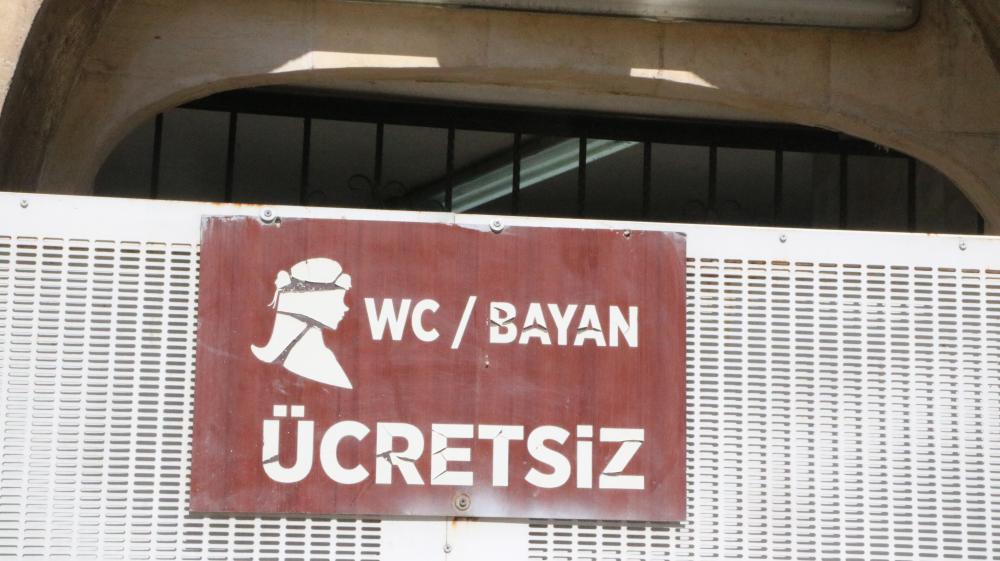 Turkije Sanliurfa  Hasan Pasja moskee  dames wc buiten