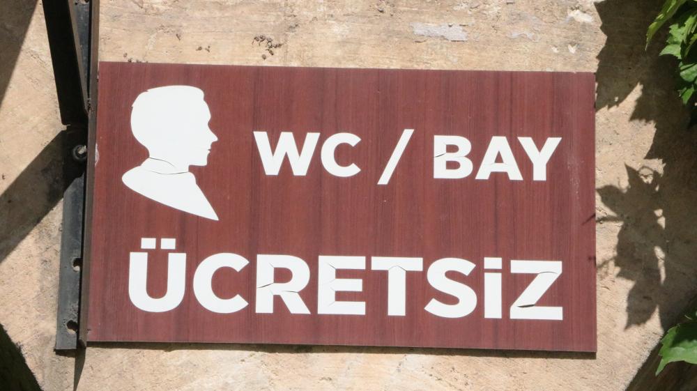 Turkije Sanliurfa  Hasan Pasja moskee  heren wc buiten