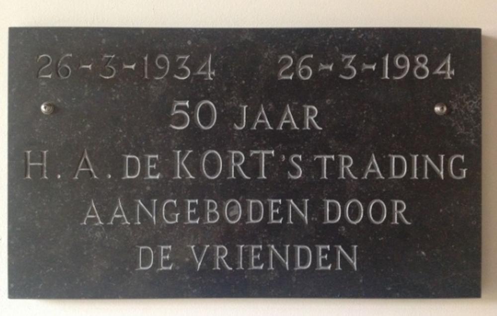 Erasmuslaan 12 gedenkbord 50 jr